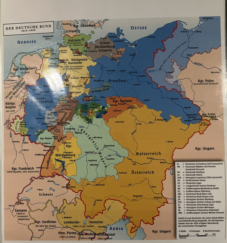 Die Karte zeigt die politischen Grenzen und die Mitgliedsstaaten des Deutschen Bundes zwischen 1815 und 1866 in verschiedenen Farben.
