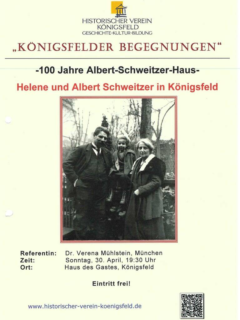 Das Bild zeigt eine historische Fotografie von drei Personen in einem Außenbereich, umgeben von Bäumen, sowie Text mit Informationen zu einer Veranstaltung über Albert Schweitzer in Königsfeld.
