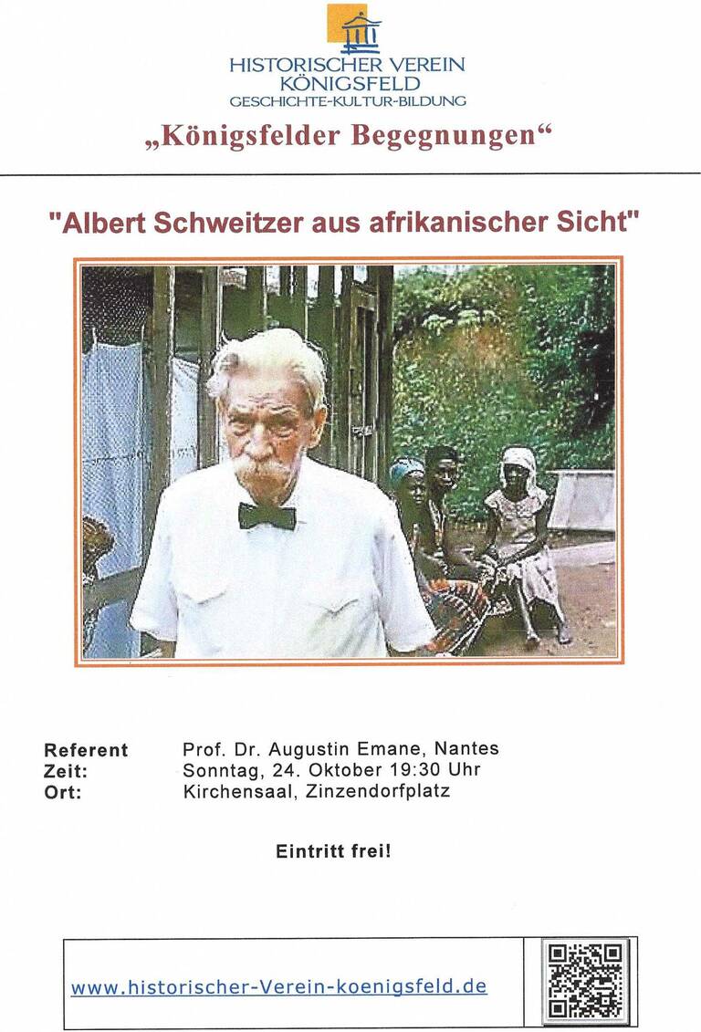 Ein älterer Mann in weißem Hemd und Fliege steht vor einem Gebäude, dahinter sitzen mehrere Menschen im Freien; darüber der Titel der Veranstaltung "Albert Schweitzer aus afrikanischer Sicht" und Informationen über einen Vortrag.