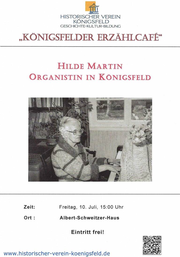 Ein Schwarz-Weiß-Foto zeigt eine ältere Person beim Spielen eines Klaviers, umgeben von Büchern und Pflanzen, mit Details zu einer Veranstaltung im Albert-Schweitzer-Haus des Historischen Vereins Königsfeld.