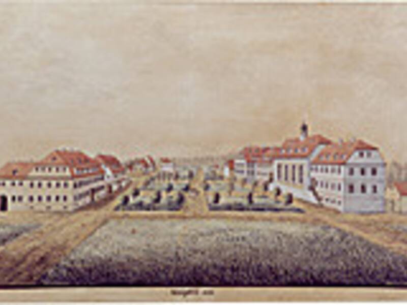 Das Bild zeigt eine historische Stadtansicht mit mehreren Gebäuden, offenen Plätzen und gepflegten Gärten.