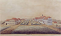 Das Bild zeigt eine historische Stadtansicht mit mehreren Gebäuden, offenen Plätzen und gepflegten Gärten.
